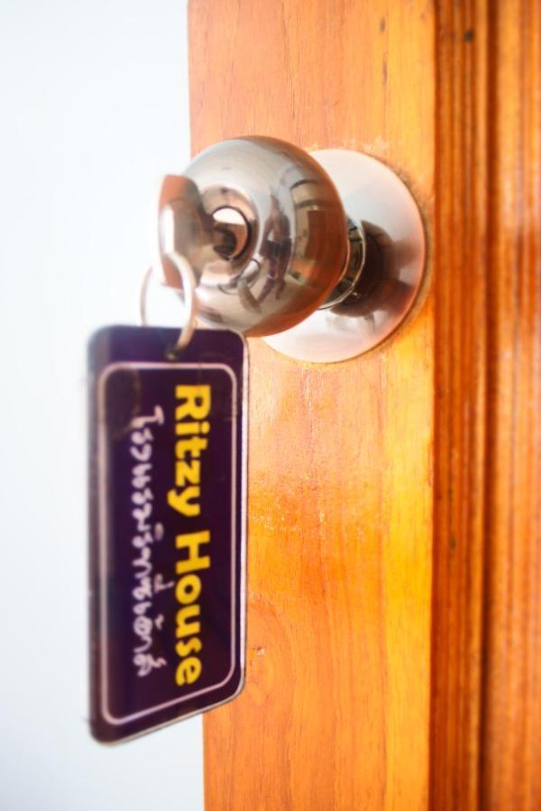 Ritzy House Hotel Chumphon Dış mekan fotoğraf