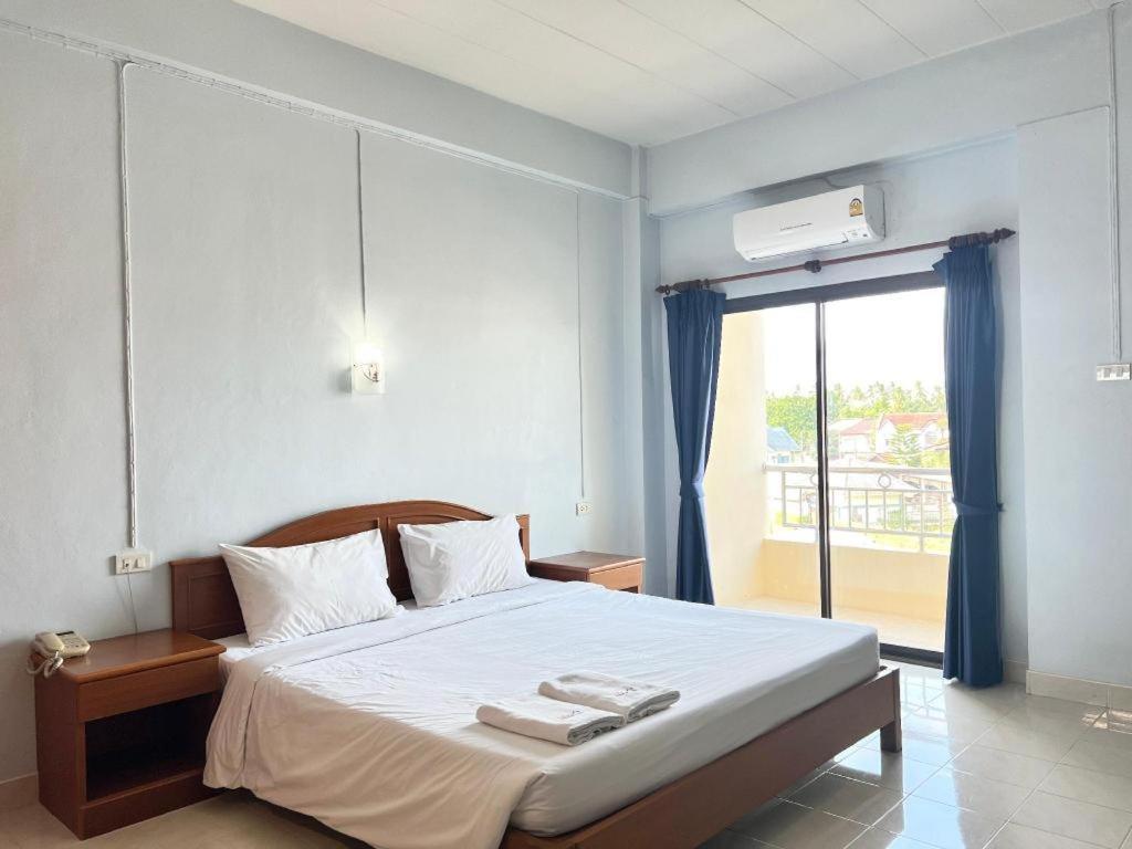 Ritzy House Hotel Chumphon Dış mekan fotoğraf