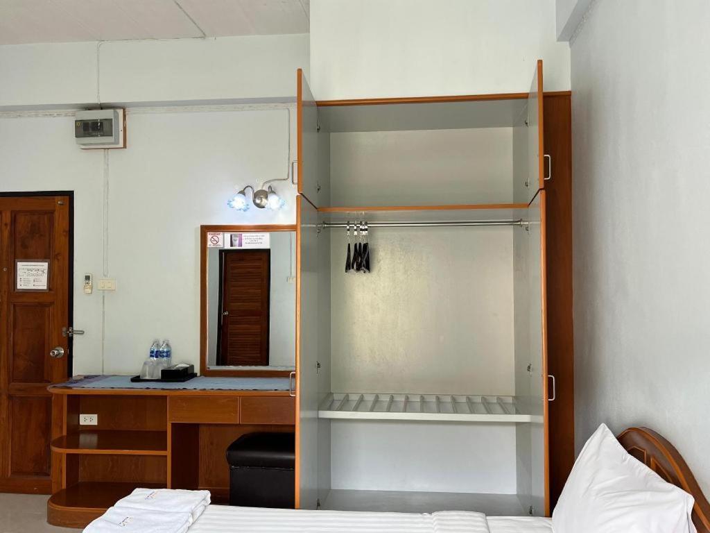 Ritzy House Hotel Chumphon Dış mekan fotoğraf