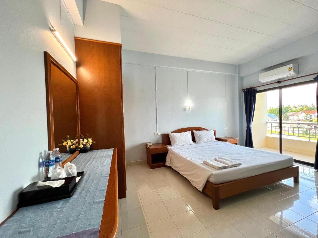 Ritzy House Hotel Chumphon Dış mekan fotoğraf