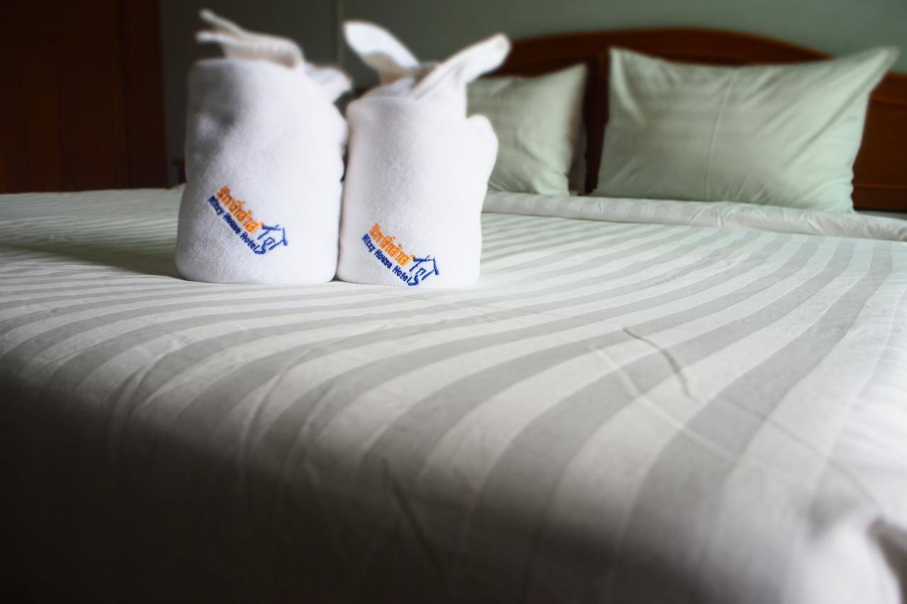 Ritzy House Hotel Chumphon Dış mekan fotoğraf